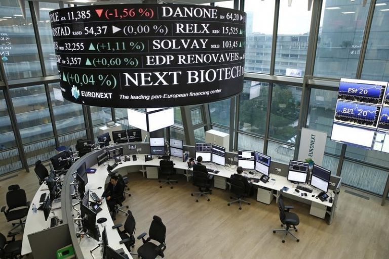 Europe Slips, Consolidating After Gloomy German Data